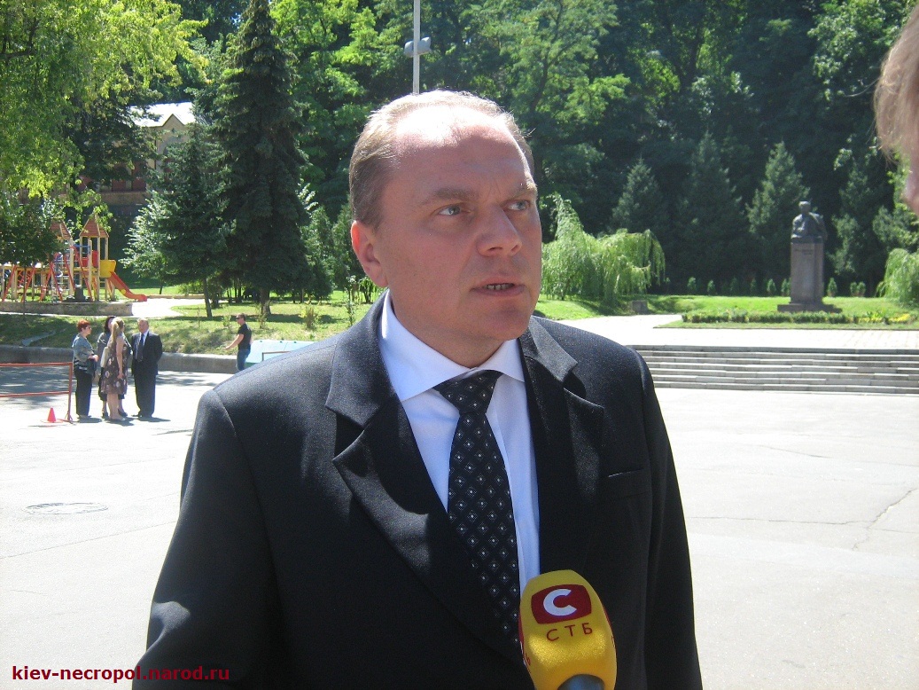 министр культуры Михаил Кулиняк даёт интервью телеканалу СТБ возле театра