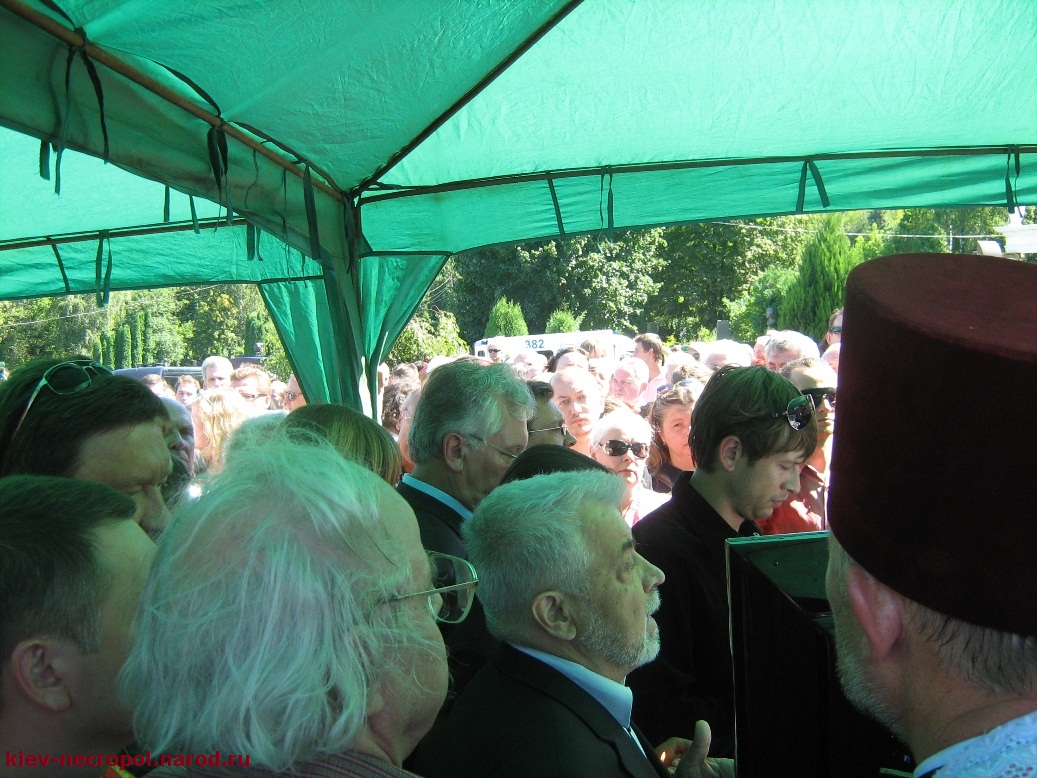 Лесь Танюк выступает на гражданской панихиде у гроба Богдана Ступки, Иван Драч готовится к выступлению